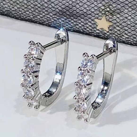 The Timeless Classic Brilliant mini hoop earrings in silver - Picture 6 of 6